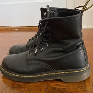 Black doc martens 1460